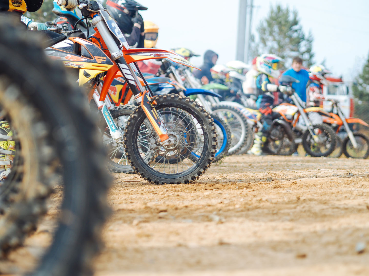 motocross riders getting ready to the race